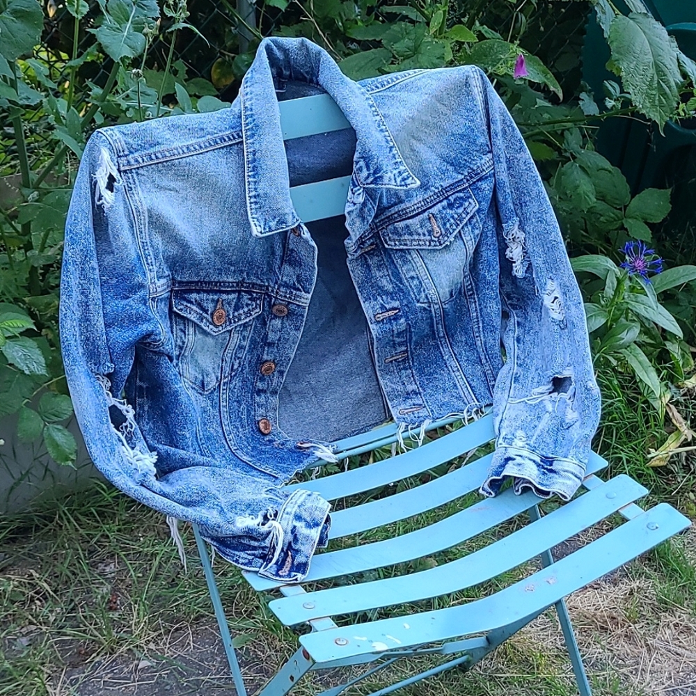 FOREVER 21 distressed, cropped acid wash jean jacket. S - Picture 2 of 7
